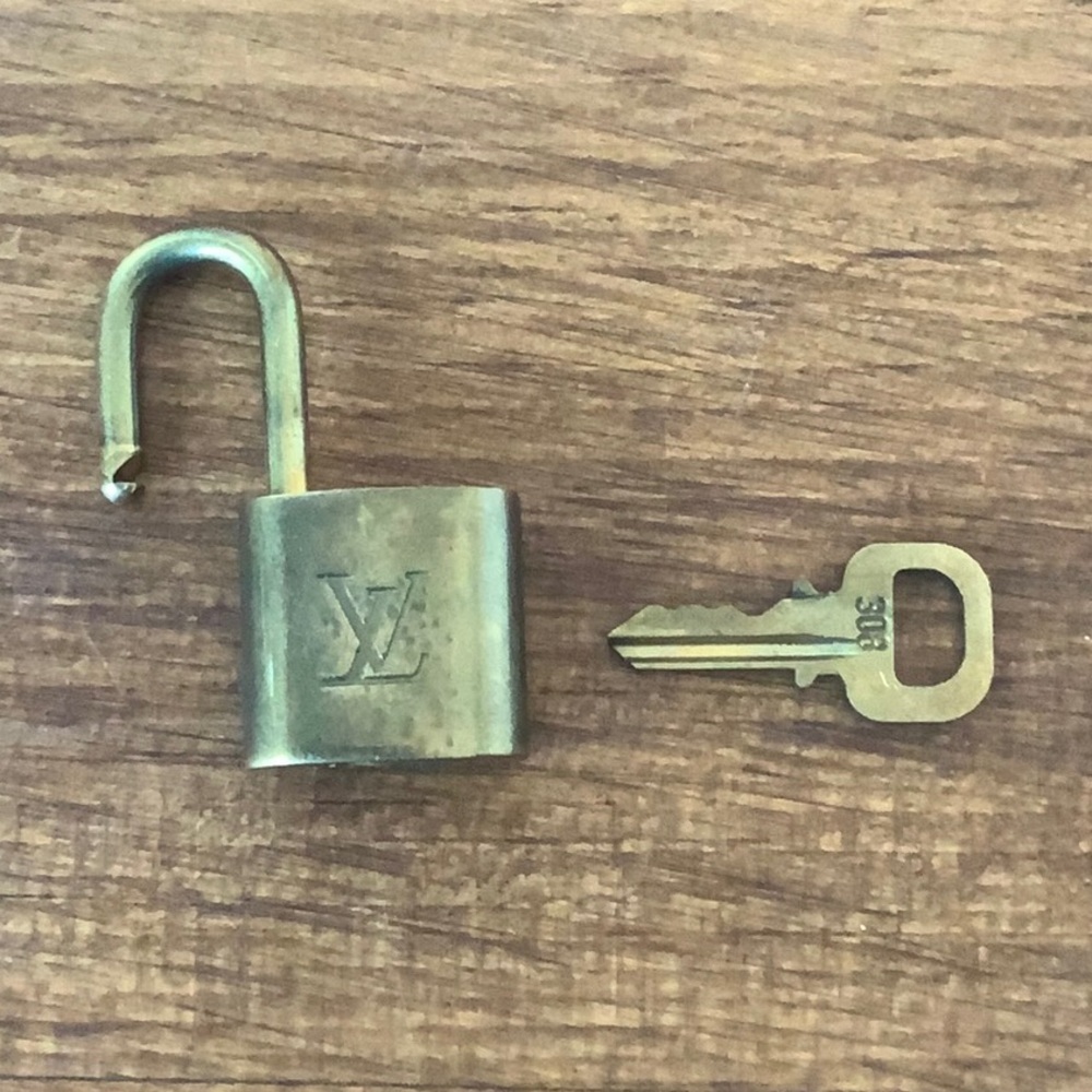 Louis Vuitton Brass '308' Padlock in Goldtone with Goldtone Key [a] - Picture 3 of 6